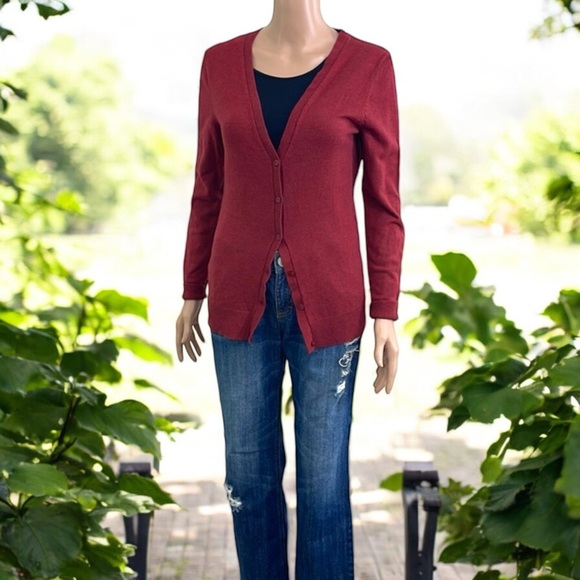 GAP Tierra Red Textured Boyfriend V-Neck Cardigan - Picture 2 of 16